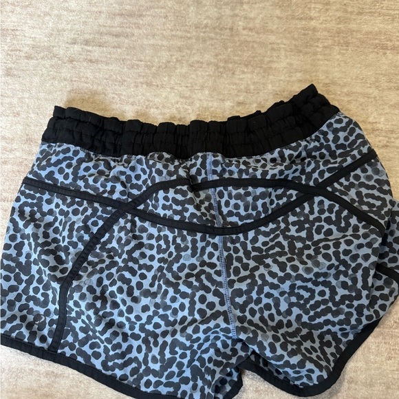 Lululemon Tracker Short III *4-way Stretch size 8 - Picture 4 of 5